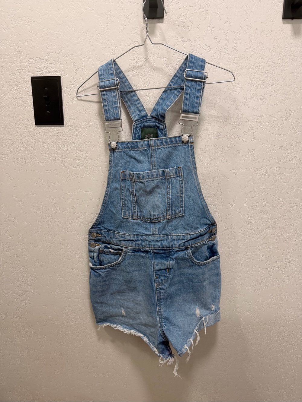 Wild Fable Denim Short Overalls Women’s Small Light Wash Distressed